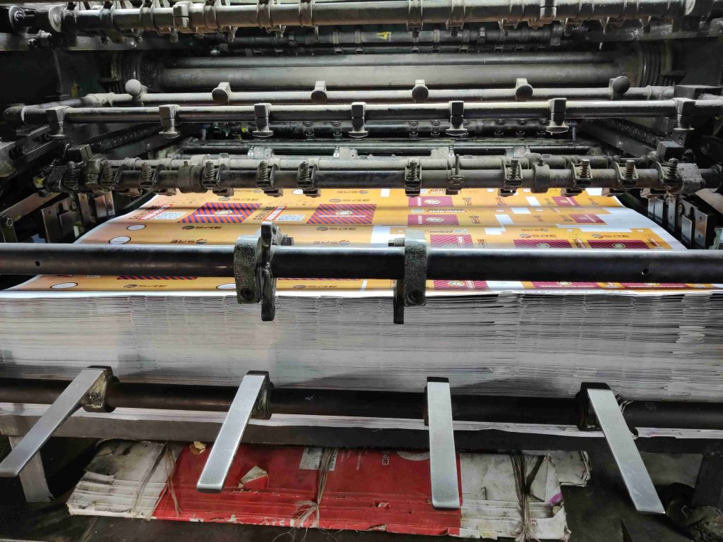 mesin-cetak-stiker-label-berwarna