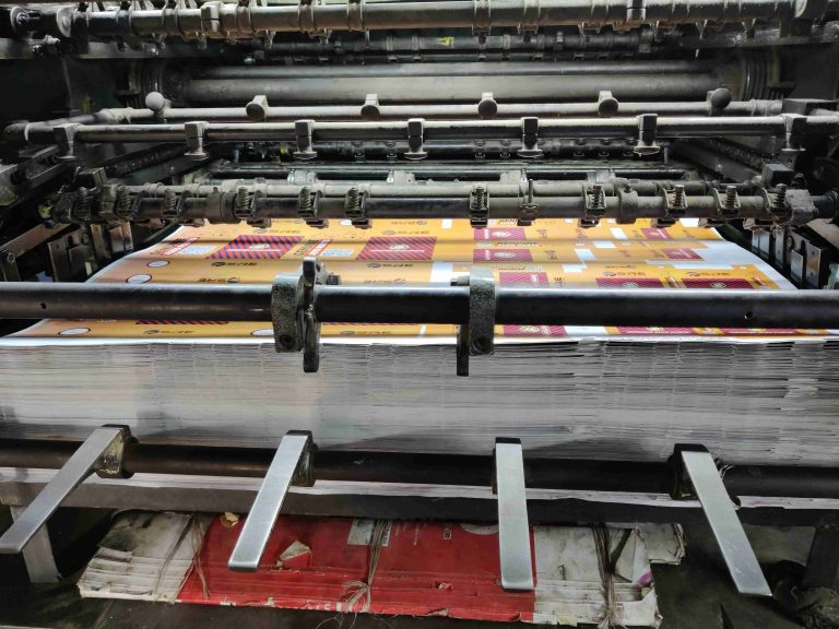 mesin-cetak-stiker-label-berwarna